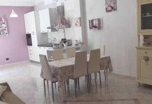una cucina con tavolo da pranzo e sedie di Apulia mon amour (Apulian Charming Apartement) a Mola di Bari