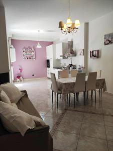 un soggiorno con tavolo da pranzo e una cucina di Apulia mon amour (Apulian Charming Apartement) a Mola di Bari