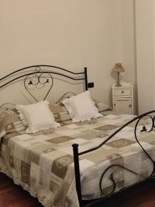 una camera da letto con un grande letto con due cuscini di Apulia mon amour (Apulian Charming Apartement) a Mola di Bari