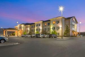 um hotel com carros estacionados num parque de estacionamento em Best Western PLUS Fossil Country Inn & Suites em Kemmerer