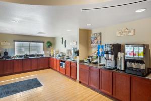 a coffee shop with a counter and aacistacist at Best Western PLUS Fossil Country Inn & Suites in Kemmerer