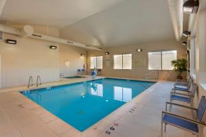 Kemmerer的住宿－弗斯爾鄉村貝斯特韋斯特PLUS套房酒店，大楼内一个蓝色的大型游泳池