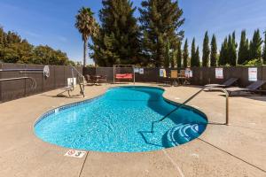 una piscina con acqua blu in un cortile di Motel 6-Dixon, CA a Dixon