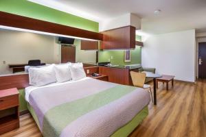 una camera d'albergo con un grande letto e una cucina di Motel 6-Dixon, CA a Dixon