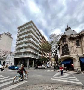 uma pessoa a andar de bicicleta numa rua da cidade em Loft Dorrego Rio em Rosário