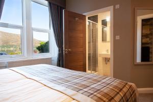sypialnia z łóżkiem, oknem i umywalką w obiekcie Locheil Villa Guest House w mieście Fort William