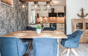 Köök või kööginurk majutusasutuses 4 Bedroom Amazing Home In Klütz