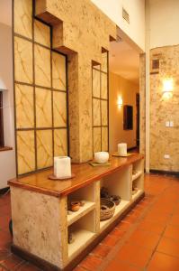 un bancone in una stanza con tavolo e piatti di Refugio del Inca a Salta Altre 47 foto