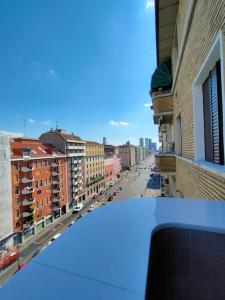 ミラノにあるGioia Apartmentの建物と通りの景色を望む