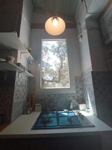 El Charcón في إيغيرا دي لا سييرا: مطبخ مع موقد ونافذة