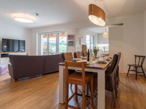 uma sala de jantar e sala de estar com mesa e cadeiras em Lungau Residence Top 0-6 em Tamsweg