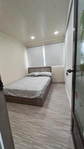 ein Schlafzimmer mit einem Bett und einem großen Fenster in der Unterkunft Sol y Luna Pedasí in Pedasí Town