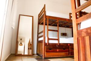 een slaapkamer met 2 stapelbedden en een spiegel bij Villa Chic Hostel Pousada in Jericoacoara
