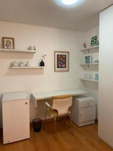a office with a desk and a chair in a room at Habitaciones en San Isidro in Lima
