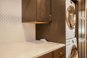 A kitchen or kitchenette at 125 Ridgepoint Townhomes Townhouse