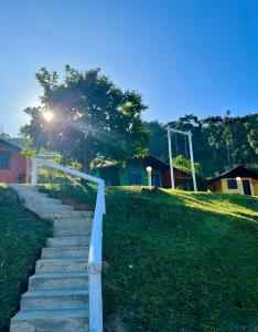 un conjunto de escaleras que conducen a una casa en Chales Mirante Pedra Selada, en Visconde De Maua