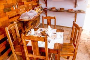 Um restaurante ou outro lugar para comer em Villa Chic Hostel Pousada