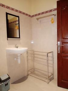 Koupelna v ubytování WAH TEJA HOMESTAY