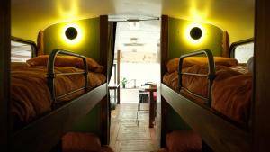 Postel nebo postele na pokoji v ubytování Mesa Bus - Deluxe Byron Hinterland Eco Stay