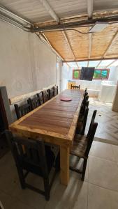 una gran mesa de madera y sillas en una habitación en Chalet Amadeus Guatavita en Guatavita