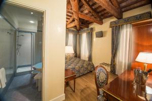 a bedroom with a bed and a desk and a bathroom at B&B Le Marie in Venice