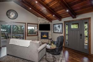 a living room with a couch and a fireplace at Moon Mountain Escape in Ruidoso
