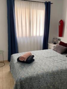 Łóżko lub łóżka w pokoju w obiekcie Beachside Apartment - Sleeps 3 Balcony & Parking