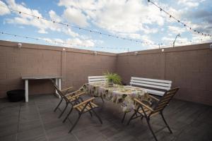 eine Terrasse mit einem Tisch und Stühlen auf einer Terrasse in der Unterkunft Casa Genova, casa amplia y comoda, terraza privada in Ciudad Juárez