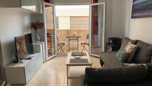 Telewizja i/lub zestaw kina domowego w obiekcie Beachside Apartment - Sleeps 3 Balcony & Parking