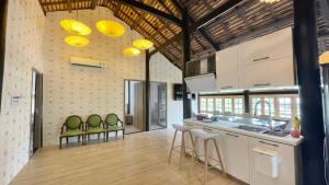 Η κουζίνα ή μικρή κουζίνα στο Biệt thự hồ bơi 6pn Nguyễn Hiền - Đi bộ ra biển Bãi Sau - Vũng Tàu