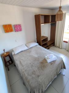 Een bed of bedden in een kamer bij Pousada dos Cardeais
