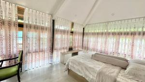 Ένα ή περισσότερα κρεβάτια σε δωμάτιο στο Biệt thự hồ bơi 6pn Nguyễn Hiền - Đi bộ ra biển Bãi Sau - Vũng Tàu