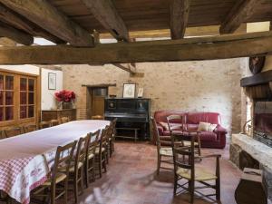 Zimmer mit einem Tisch, Stühlen und einem Klavier in der Unterkunft Gîte Audes, 6 pièces, 15 personnes - FR-1-489-144 in Audes
