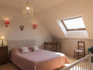 Schlafzimmer im Dachgeschoss mit einem Bett und einem Dachfenster in der Unterkunft Gîte Audes, 6 pièces, 15 personnes - FR-1-489-144 in Audes