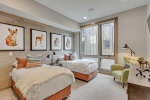 a bedroom with two beds and a window at Premium Two Bedroom apartment hotel in Park City