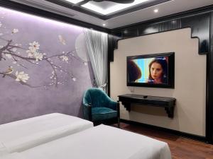 TV a/nebo společenská místnost v ubytování Hotel du Monde Classic