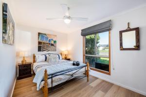 - une chambre avec un lit et une fenêtre dans l'établissement Sea Breeze 3BR WIFI Family and Pet friendly, à Middleton