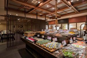 uma linha de buffet com muitos tipos diferentes de alimentos em Arima Onsen Gekkoen Yugetsusanso em Kobe