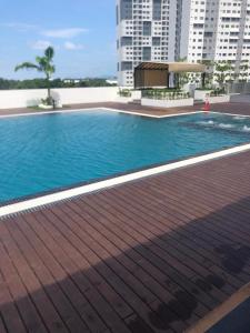 una piscina en una ciudad con edificios altos en D Naurah Meritus Guesthouse en Perai