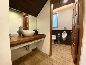 a bathroom with a sink and a toilet at 五柳園休閒農場-嘉義市民宿001號 in Chiayi City