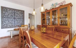 Un comedor con mesa y sillas de madera. en 4 Bedroom Gorgeous Home In Campello, en Carrer del Mar