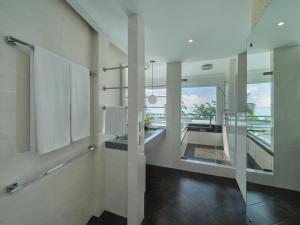ein Bad mit einer ebenerdigen Dusche und einem großen Fenster in der Unterkunft HOMM Bliss Southbeach Patong in Patong Beach