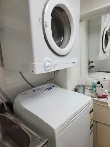 uma máquina de lavar roupa e um lavatório na cozinha em Bayview Bay Apartments and Marina em Gold Coast
