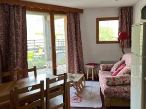 salon z kanapą i stołem w obiekcie Superbe 3 Pièces avec Terrasse, Parking Privé et WIFI - 6 Couchages à Orcières - FR-1-262-178 w mieście Orcières