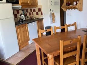 Kuchnia lub aneks kuchenny w obiekcie Superbe 3 Pièces avec Terrasse, Parking Privé et WIFI - 6 Couchages à Orcières - FR-1-262-178