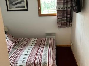 sypialnia z łóżkiem w pokoju z oknem w obiekcie Superbe 3 Pièces avec Terrasse, Parking Privé et WIFI - 6 Couchages à Orcières - FR-1-262-178 w mieście Orcières