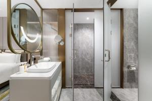 uma casa de banho com um lavatório e um espelho em Holiday Inn Changsha Malanshan, an IHG Hotel em Changsha