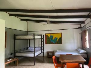 une chambre avec deux lits superposés et une table dans l'établissement Be My Guest Cabinas, à Puerto Viejo 84 autres photos