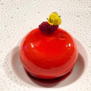 洲本市にある洲本家　SUMOTOYAの赤いデザート(皿に盛ったブラックベリー付)