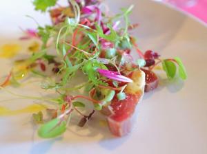 un plato de comida con ensalada de frutas. en 洲本家　SUMOTOYA en Sumoto